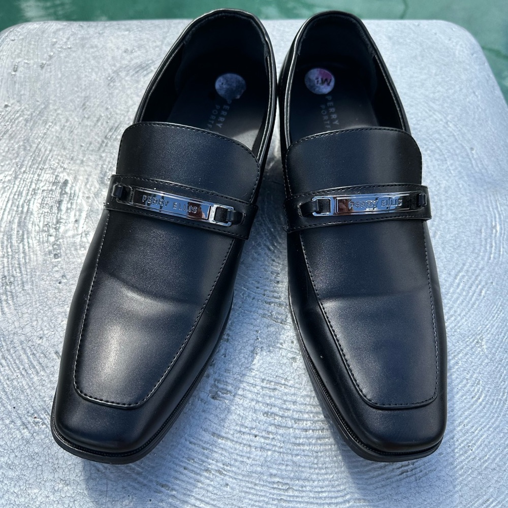 Perry Ellis Men's Black Buckle Classic Loafer